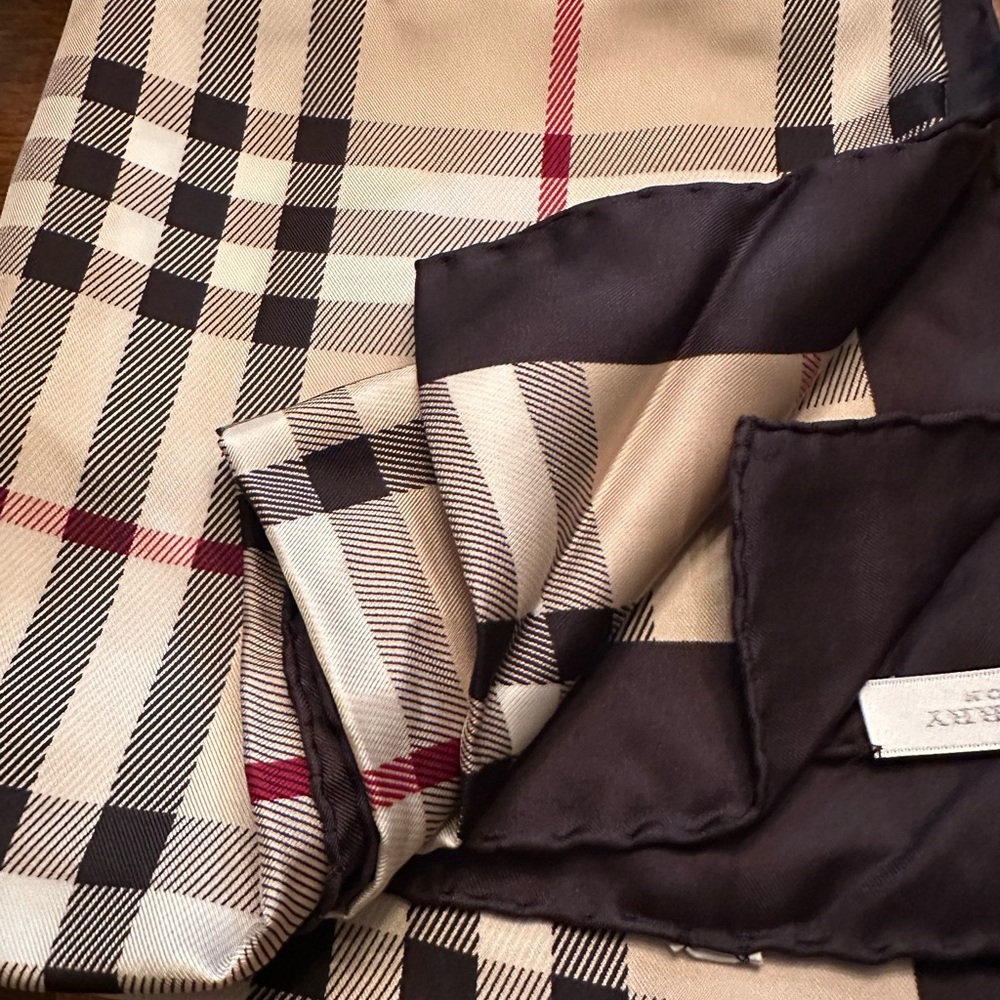 Burberry Classic Check Scarf in Beige and Black